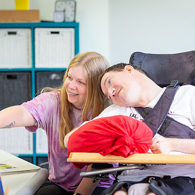 Zwei Menschen beim gemeinsamen Zeitung lesen