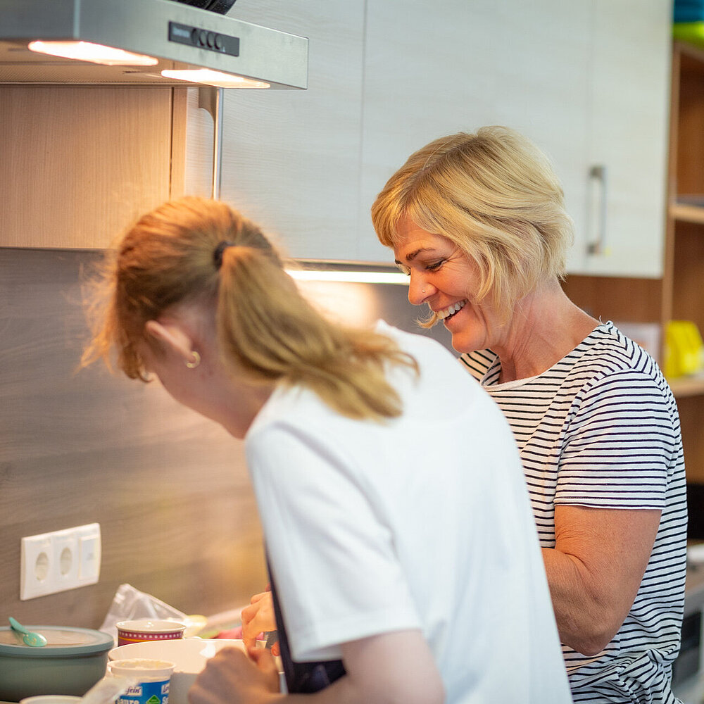 zwei Menschen beim gemeinsamen kochen