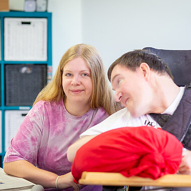 Zwei Menschen beim Zeitung lesen 
